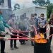Kejaksaan Negeri Kota Gorontalo melaksanakan pemusnahan 1000 gram ganja hingga 1000 liter miras di 62 kasus yang telah ditetapkan berkekuatan hukum tetap, Kamis (22/6/2023). (F: Putra/Gopos)