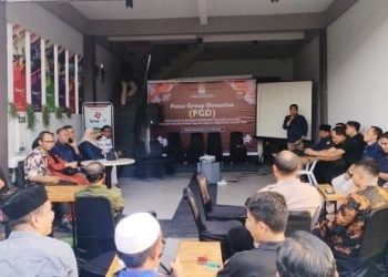 Focus Group Discussion (FGD) Penyiapan Rumusan Kebijakan Pemungutan dan Penghitungan Suara dalam Pemilu serentak Tahun 2024 di Warkop Coffe Paste, Kecamatan Kabila, Kabupaten Bone Bolango, Selasa (27/6/2023). (F: Putra/Gopos)