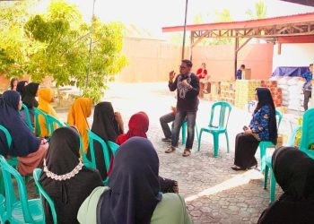 Anggota DPRD Provinsi Gorontalo Irwan Mamesah saat reses di Kecamatan Tilongkabila, Bone Bolango, Senin (19/6/2023).