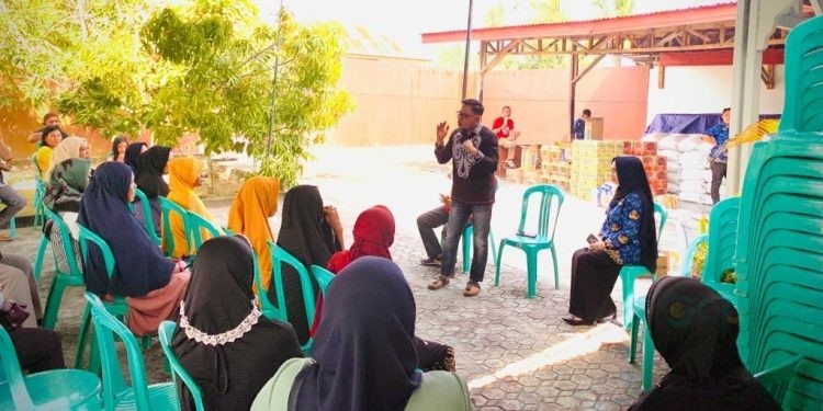 Anggota DPRD Provinsi Gorontalo Irwan Mamesah saat reses di Kecamatan Tilongkabila, Bone Bolango, Senin (19/6/2023).