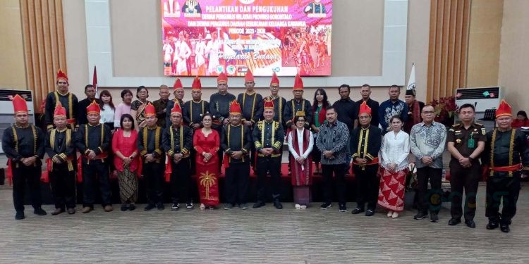 Pengurus DPW KKK Provinsi dan DPD KKK Kabupaten/Kota se Provinsi Gorontalo berpose bersama dengan Ketua Umum DPP KKK, Angelica Tengker, seusai pelantikan dan pengukuhan kepengurusan KKK Provinsi dan Kabupaten/Kota se-Gorontalo, Selasa (27/6/2023).