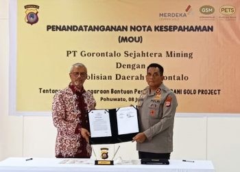 Kapolda Gorontalo Irjen Pol Angesta Romano Yoyol bersama Direktur Utama PT GSM Boyke Poerbaya Abidin usai penandatanganan MoU, Kamis (8/6/2023).