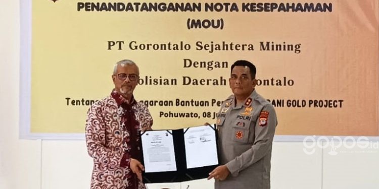 Kapolda Gorontalo Irjen Pol Angesta Romano Yoyol bersama Direktur Utama PT GSM Boyke Poerbaya Abidin usai penandatanganan MoU, Kamis (8/6/2023).