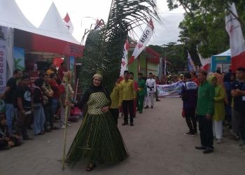 Karnaval budaya yang ditampilkan pada Festival Pesona Danau Limboto