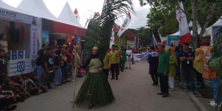 Karnaval budaya yang ditampilkan pada Festival Pesona Danau Limboto