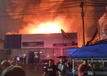 Kobaran api kebakaran lima rumah dan satu gudang sepatu di Jl. Teuku Umar Kota Gorontalo atau dikenal jalan tengah terlihat dari kejauhan