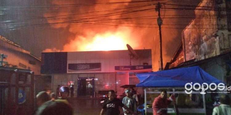 Kobaran api kebakaran lima rumah dan satu gudang sepatu di Jl. Teuku Umar Kota Gorontalo atau dikenal jalan tengah terlihat dari kejauhan