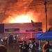 Kobaran api kebakaran lima rumah dan satu gudang sepatu di Jl. Teuku Umar Kota Gorontalo atau dikenal jalan tengah terlihat dari kejauhan