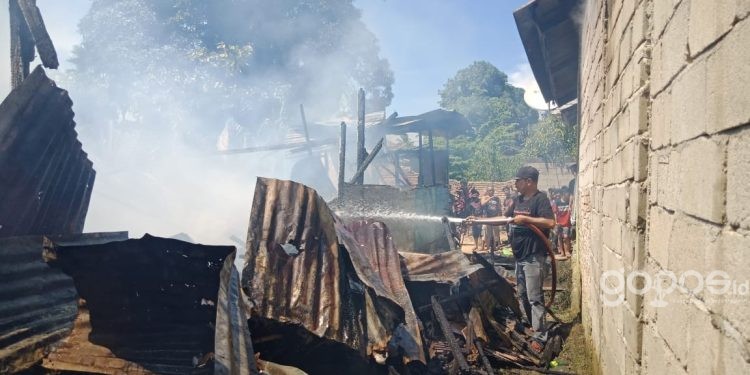 Satu rumah semi permanen di Desa Buntulia Tengah, Kecamatan Marisa, Pohuwato, ludes terbakar, Minggu (11/6/2023). (F. yusup)