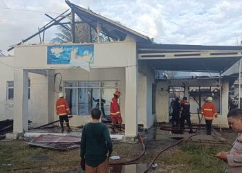 Kebakaran yang melanda sebuah rumah sekaligus toko perhiasan di Kelurahan Wongkaditi, Kecamatan Kota Utara, Kota Gorontalo, Rabu (7/6/2023). (Rama/gopos)