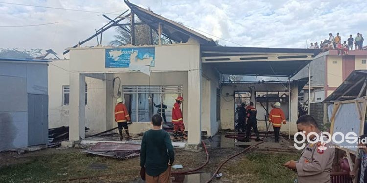 Kebakaran yang melanda sebuah rumah sekaligus toko perhiasan di Kelurahan Wongkaditi, Kecamatan Kota Utara, Kota Gorontalo, Rabu (7/6/2023). (Rama/gopos)
