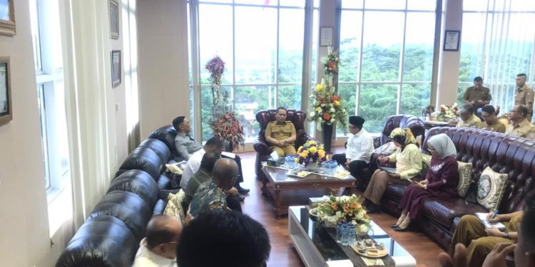Suasana pertemuan antara Komisi I dengan Penjagub Gorontalo, Senin (5/6/2023).