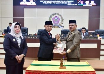 Bupati Pohuwato, Saipul Mbuinga didampingi Wakil Bupati Suharsi Igirisa, menerima Rekomendasi LKPJ TA 2022 dari Ketua DPRD Pohuwato, Nasir Giasi, Selasa (6/6/2023). (F Humas)