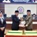Bupati Pohuwato, Saipul Mbuinga didampingi Wakil Bupati Suharsi Igirisa, menerima Rekomendasi LKPJ TA 2022 dari Ketua DPRD Pohuwato, Nasir Giasi, Selasa (6/6/2023). (F Humas)