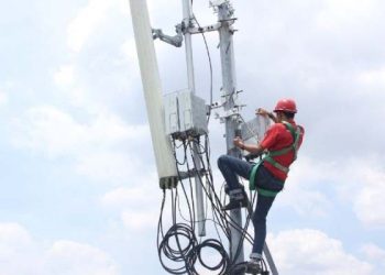Petugas Telkomsel saat melakukan peningkatan layanan 4 G (ANTARA/HO- HUMAS Telkomsel)