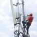 Petugas Telkomsel saat melakukan peningkatan layanan 4 G (ANTARA/HO- HUMAS Telkomsel)