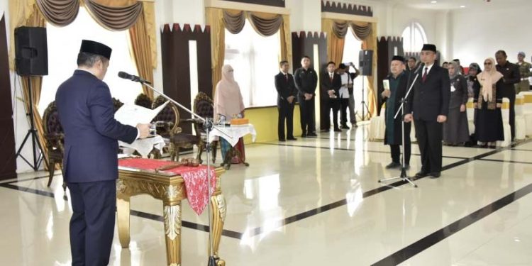 Budiyanto Sidiki saat dilantik sebagai Penjabat Sekretaris Daerah Provinsi (Sekdaprov) Gorontalo oleh Penjagub Ismail Pakaya, bertempat di Aula Rumah Dinas Gubernur, Rabu (21/6/2023). (Foto : Nova)