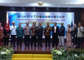 Asisten II Setda Provinsi Gorontalo, Handoyo Sugiharto (tengah) bersama Kepala BNNP Gorontalo dan para rektor/direktur perguruan tinggi se-Gorontalo mencanangkan Kampus Bersih Narkoba atau Kampus Bersinar, Kamis (8/6/2023).