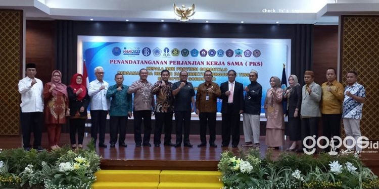 Asisten II Setda Provinsi Gorontalo, Handoyo Sugiharto (tengah) bersama Kepala BNNP Gorontalo dan para rektor/direktur perguruan tinggi se-Gorontalo mencanangkan Kampus Bersih Narkoba atau Kampus Bersinar, Kamis (8/6/2023).