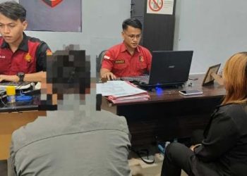 ML (kiri depan) menjalani pemeriksaan oleh Sat Reskrim Polresta Gorontalo terkait kasus pencurian sepeda motor di Jl. Siswa, Kelurahan Limba U2, Kota Gorontalo. (dok. Polresta Gorontalo Kota)