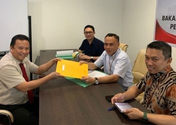 Dekan Fakultas Ekonomi UNG, Raflin Hinelo saat menyerahkan dokumen sebagai bakal calon Rektor UNG, Rabu (21/6/2023).