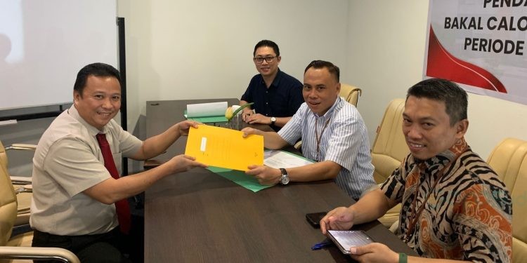 Dekan Fakultas Ekonomi UNG, Raflin Hinelo saat menyerahkan dokumen sebagai bakal calon Rektor UNG, Rabu (21/6/2023).