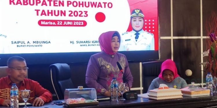 Wakil Bupati Pohuwato, Suharsi Igirisa, saat memberikan sambutan kegiatan rembuk stunting kabupaten Pohuwato, di ruang pola kantor Bupati Pohuwato, Kamis 22/06/2023 (F Humas)