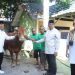 Kapolda Gorontalo Irjen Pol Angesta Romano Yoyol saat penyerahan hewan kurban.(F.Polda)