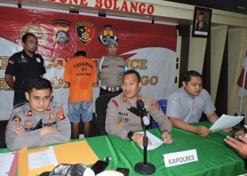 Kapolres Bone Bolango, AKBP Muhammad Alli didampingi Wakapolres Kompol Reza Hasni dan Kasat Reskrim Iptu Muhammad Arianto saat menggelar konferensi pers kasus pemerkosaan anak di Mapolres Bone Bolango, Rabu (7/6/2023). (F. Istimewa)