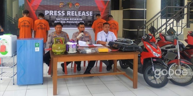 Waka Polres Pohuwato Kompol Adek Dermawan saat konferensi pers terkait kasus pencurian, Rabu (14/5/2023). (F. Yusuf/gopos)