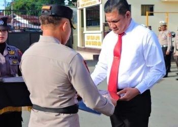 Kapolresta Gorontalo Kota Kombes Pol Ade Permana saat memberikan penghargaan kepada Kasat Reskrim Kompol Leonardo Widharta, Jumat (30/6/2023).