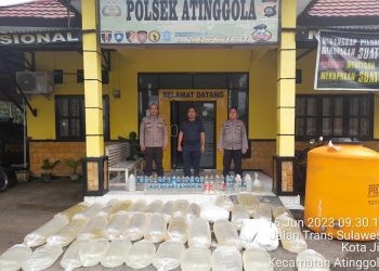 Kapolsek Atinggola Ipda Faisal Lubis bersama anggota lainnya saat menunjukkan barang bukti cap tikus hasil operasi KRYD.
