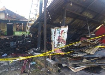 Satu rumah makan menu ayam goreng crispy, QFC Limboto ludes terbakar.(F. Abin/gopos)