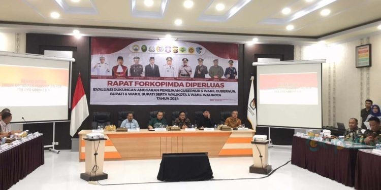 Ketua DPRD Provinsi Gorontalo, Paris Jusuf (kiri depan) turut hadir dalam Rapat Forkopimda Provinsi Gorontalo diperluas di Kantor KPU Provinsi Gorontalo, Jumat (23/5/2024).(rama/gopos)