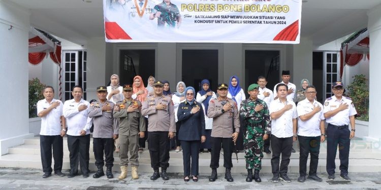 Wabup Merlan S. Uloli didampingi Kapolres Bone Bolango saat foto bersama pada apel Satuan Keamanan Lingkungan (Satkamling) tingkat Kabupaten Bone Bolango tahun 2023 yang diprakarsai oleh Polres Bone Bolango bekerjasama dengan Pemerintah Kabupaten yang dilaksanakan di Halaman Kantor Bupati, Rabu (21/6/2023). (Foto Noldi/Humas Polres Bone Bolango)