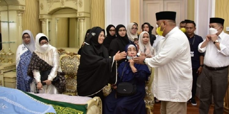 Gubernur Gorontalo ketiga Rusli Habibie datang memberi doa dan penghormatan terakhir kepada Almarhum Sutan Rusdi di rumah dinas gubernur. (Foto: Fadli)