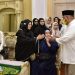 Gubernur Gorontalo ketiga Rusli Habibie datang memberi doa dan penghormatan terakhir kepada Almarhum Sutan Rusdi di rumah dinas gubernur. (Foto: Fadli)