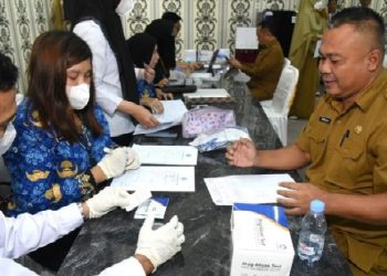 Seorang pejabat tinggi pratama menunggu hasil tes urine yang dilakukan oleh BNNP Gorontalo di Ruangan Dulohupa Gubernuran Gorontalo, Senin (5/6/2023). (Foto : Haris)