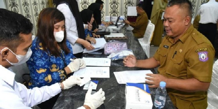 Seorang pejabat tinggi pratama menunggu hasil tes urine yang dilakukan oleh BNNP Gorontalo di Ruangan Dulohupa Gubernuran Gorontalo, Senin (5/6/2023). (Foto : Haris)