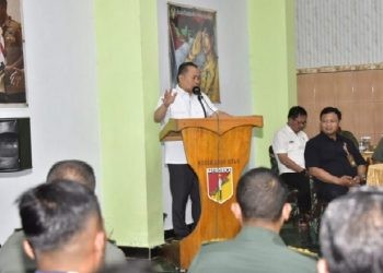 Penjabat Gubernur Gorontalo Ismail Pakaya memberikan sambutan pada kegiatan Donor Darah dalam rangka menyambut HUT ke-65 Kodam XIII/Merdeka, di aula Makodim 1304 Gorontalo, Rabu (7/6/2023). (Foto: Ryan – Diskominfotik)