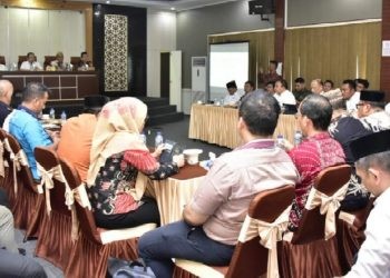 Suasana rapat kesiapan akhir pemberangkatan Jemaah Calon Haji (JCH) Gorontalo yang dipimpin Penjabat Gubernur Ismail Pakaya di asrama haji, Rabu (7/6/2023). (Foto: Ryan – Diskominfotik)