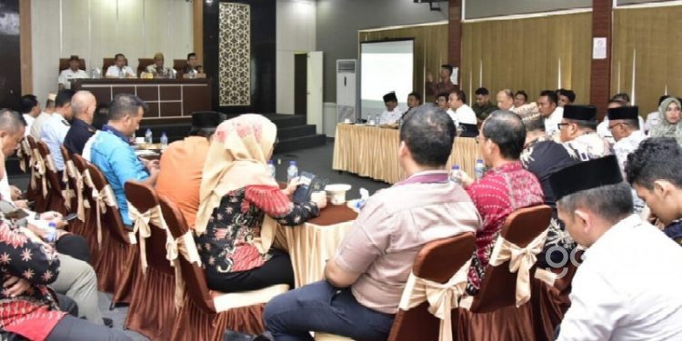 Suasana rapat kesiapan akhir pemberangkatan Jemaah Calon Haji (JCH) Gorontalo yang dipimpin Penjabat Gubernur Ismail Pakaya di asrama haji, Rabu (7/6/2023). (Foto: Ryan – Diskominfotik)