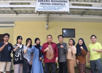 Penjagub Gorontalo Ismail Pakaya bersama mahasiswa Gorontalo yang tinggal di Asrama Gorontalo di Salemba Tengah dan di Lenteng Agung, Jakarta Timur, Kamis (8/6/2023). (Foto – Zakir BPG)