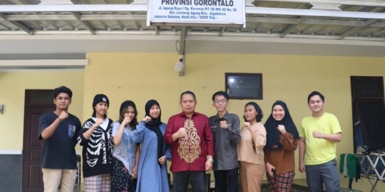 Penjagub Gorontalo Ismail Pakaya bersama mahasiswa Gorontalo yang tinggal di Asrama Gorontalo di Salemba Tengah dan di Lenteng Agung, Jakarta Timur, Kamis (8/6/2023). (Foto – Zakir BPG)