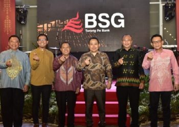 Penjagub Gorontalo Ismail Pakaya didampingi Ketua DPRD Provinsi Gorontalo, Direktur Kepatuhan Bank SulutGo, Kepala perwakilan Bank Indonesia Gorontalo, Kepala Bank SulutGo wilayah provinsi Gorontalo dan perwakilan OJK SulutGo-Malut, hadir pada kegiatan Karawo KUR Festival 2023 yang dilaksanakan oleh BSG di kawasan City Mall, Sabtu, (10/3/2023). (Foto – Nova)