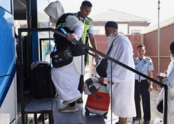 JCH Kloter 26 UPG menaiki bus di halaman Embarkasi Haji Antara Gorontalo untuk diberangkatkan ke Makassar dan selanjutnya ke Jeddah, Arab Saudi. Jumlah jemaah Kloter 26 sebanyak 393 orang. (Foto : Haris)