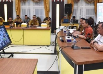 Penjagub Ismail Pakaya memimpin rapat secara daring dengan para kepala SMA, SMK, dan SLB se-Provinsi Gorontalo, Selasa (20/6/2023). (Foto : Haris)