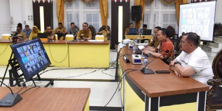 Penjagub Ismail Pakaya memimpin rapat secara daring dengan para kepala SMA, SMK, dan SLB se-Provinsi Gorontalo, Selasa (20/6/2023). (Foto : Haris)