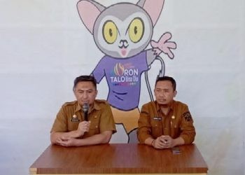 Penjabat Sekdaprov Budiyanto Sidiki (kiri) didampingi Kadispora Wahyudin Katili saat menggelar konferensi pers pembatalan AMFC 2023 bertempat di Rudis Gubernur, Selasa (27/6/2023). AMFC 2023 terpaksa dibatalkan pemprov karena tidak ada titik temu menyangkut pembiayaan kegiatan. (FOTO: Thomas – Diskominfotik).