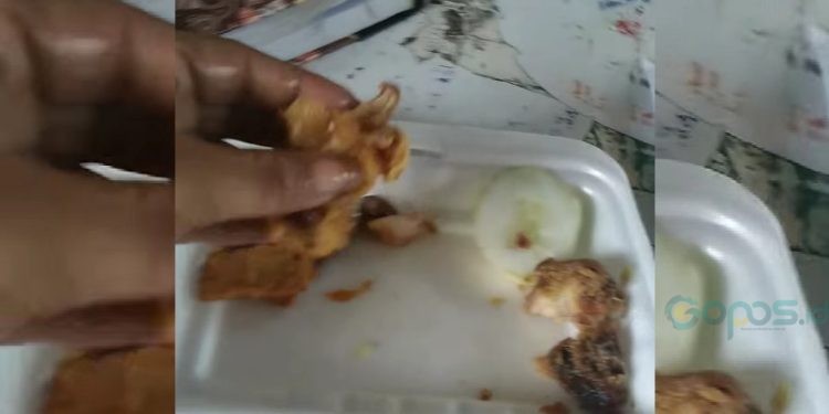 Salah satu netizen mengunggah sebuah vidio kekecewaannya terhadap makanan yang dibelinya.